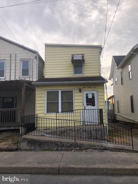 view of front of property featuring a porch