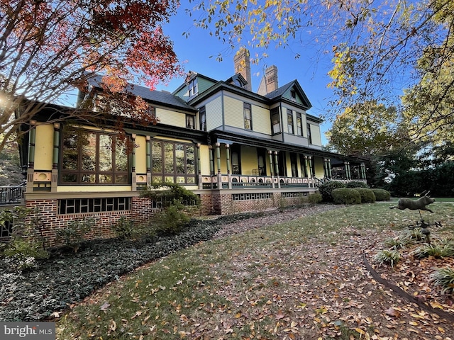 view of front of property featuring covered porch