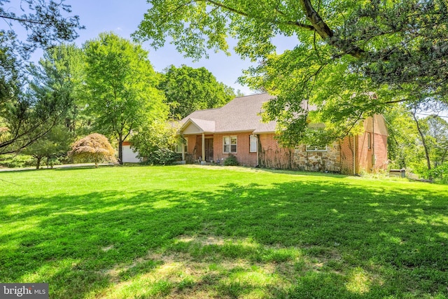 view of front facade featuring a front lawn