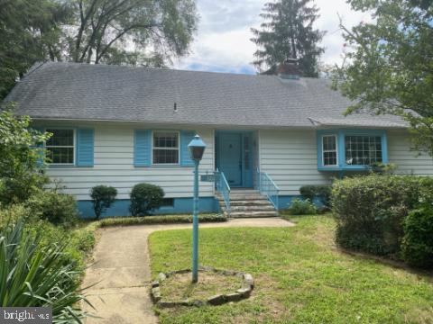 single story home featuring a front yard