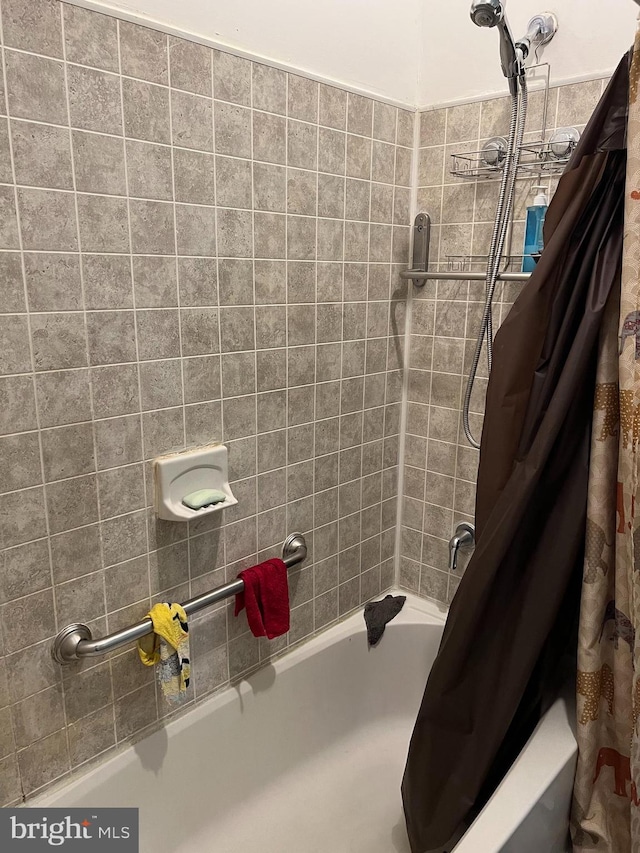 bathroom featuring shower / bath combo with shower curtain