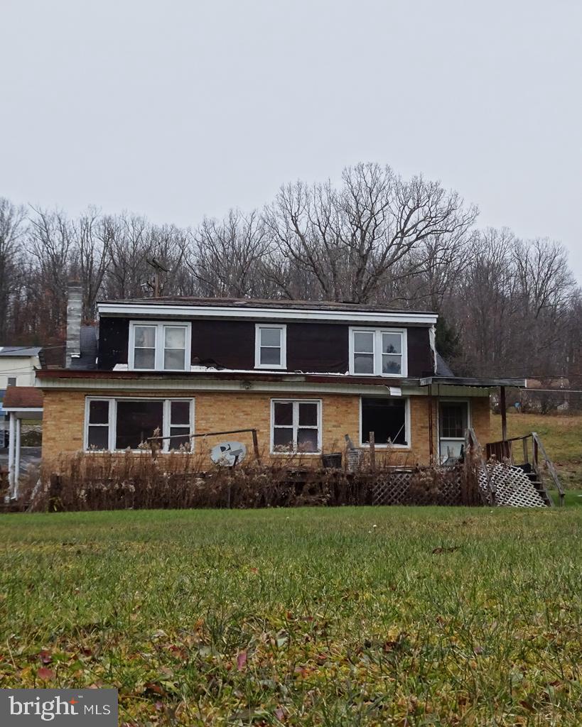 view of front facade featuring a front lawn