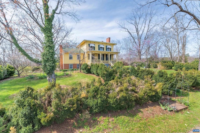 italianate-style house featuring a front lawn