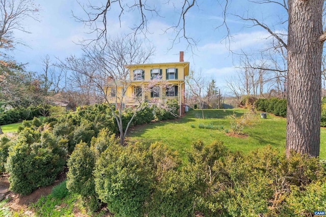 view of front of home featuring a front lawn