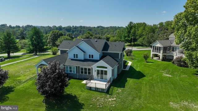 birds eye view of property featuring a forest view