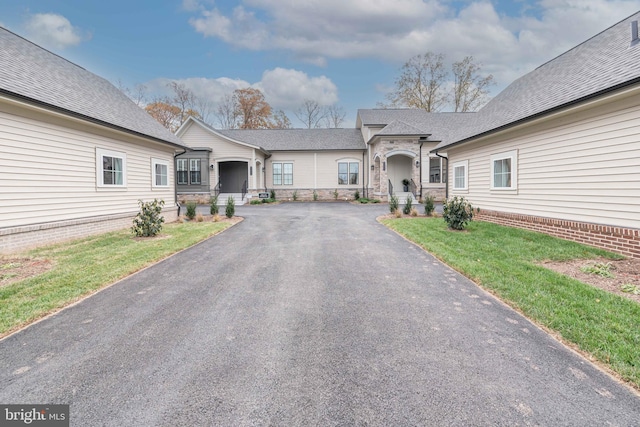 view of front facade with a front lawn