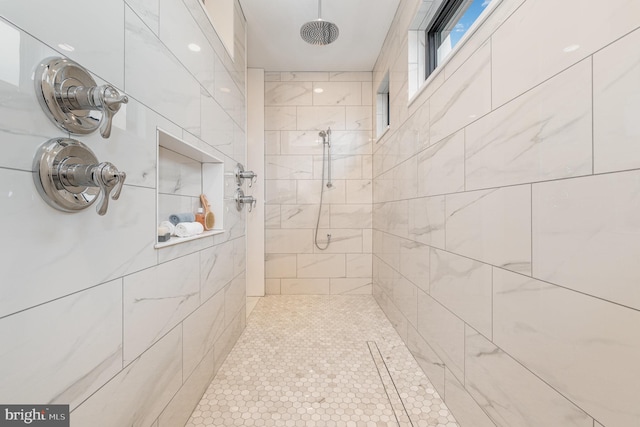 bathroom featuring a tile shower