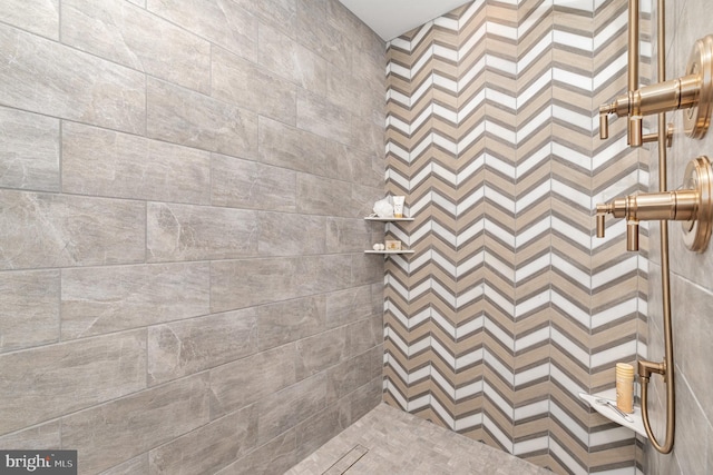 bathroom featuring a tile shower