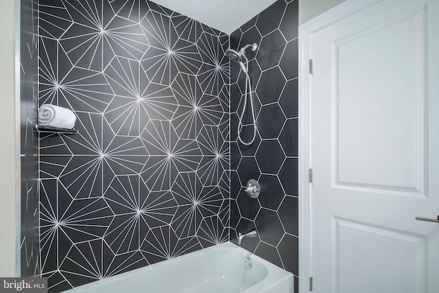 bathroom with tiled shower / bath combo