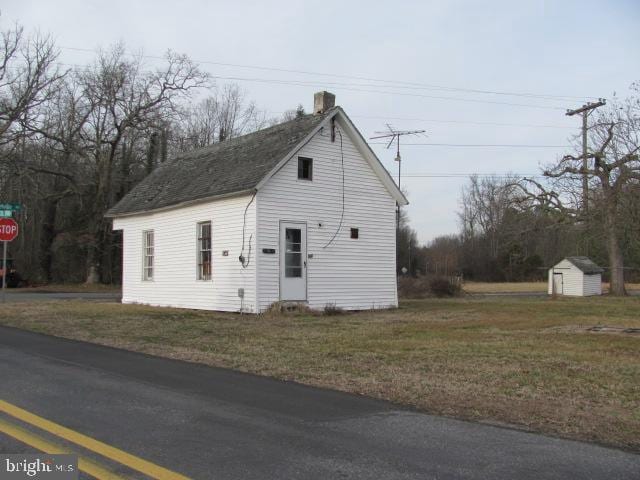 view of front facade featuring an outdoor structure