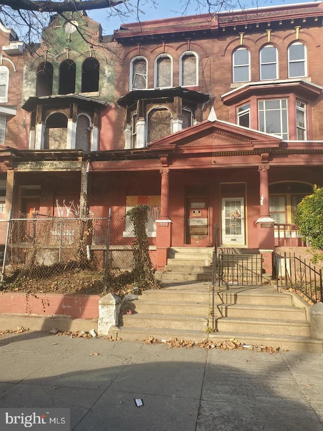 view of front facade with covered porch