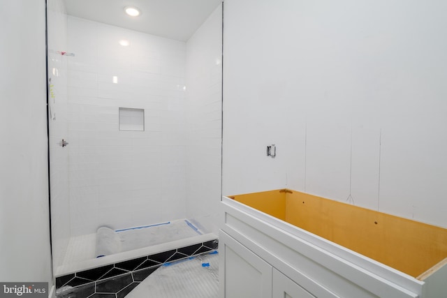 bathroom featuring a tile shower