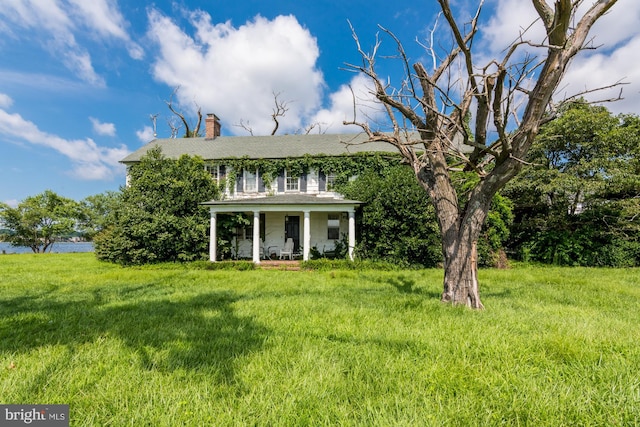 view of front facade with a front lawn