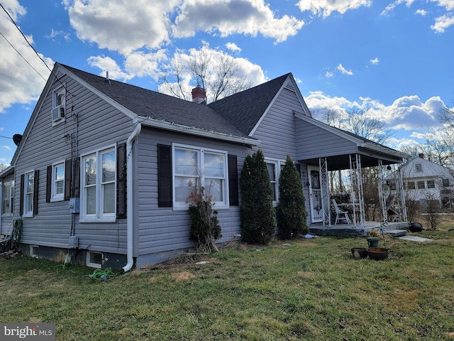 view of front of house featuring a front lawn