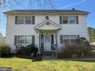 view of front facade featuring a front lawn