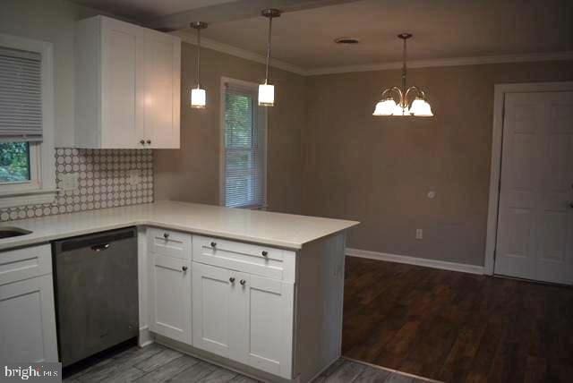 kitchen with pendant lighting, dishwashing machine, and kitchen peninsula