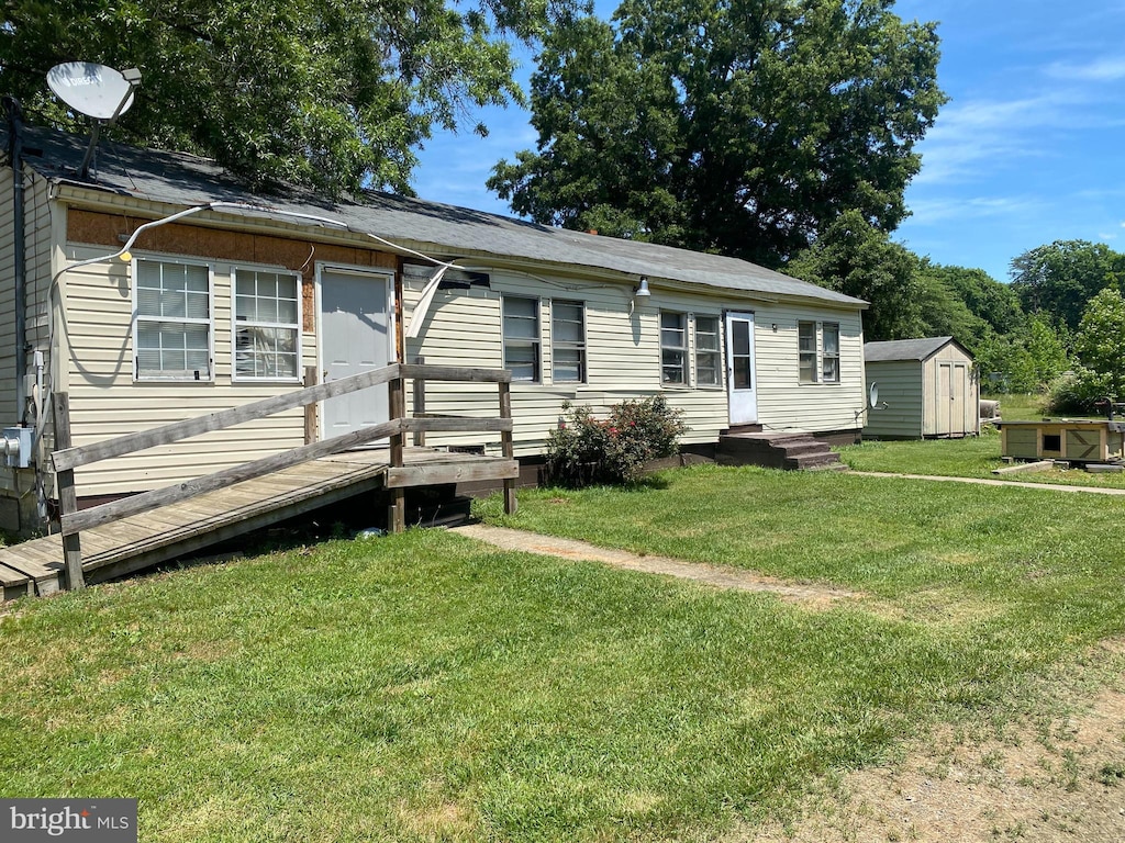 view of front of home featuring a shed and a front lawn