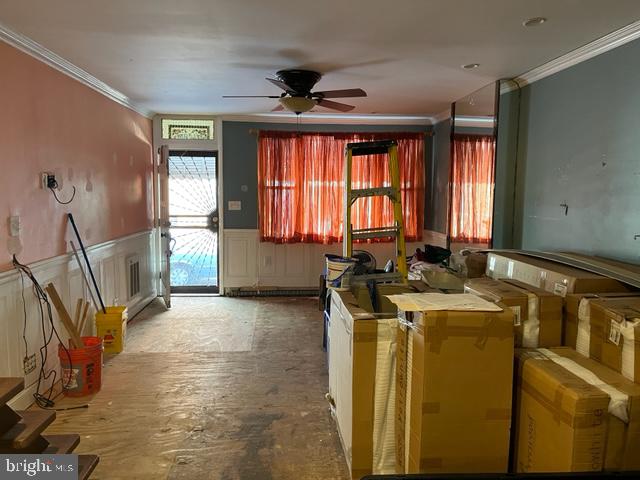 kitchen with ceiling fan and crown molding