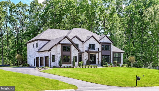 view of front of property featuring a front yard and a garage