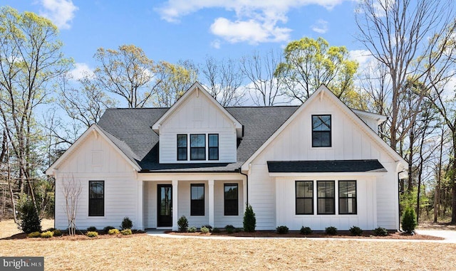 view of modern farmhouse style home