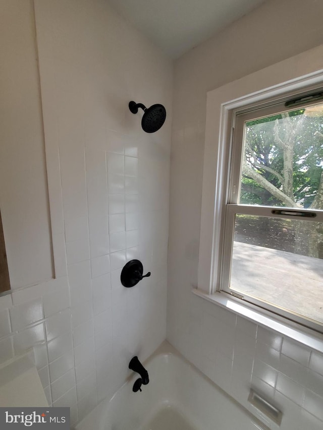 bathroom with washtub / shower combination