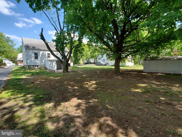 view of yard with an outdoor structure