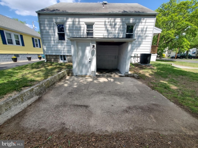 view of front of property featuring a front lawn and central AC unit