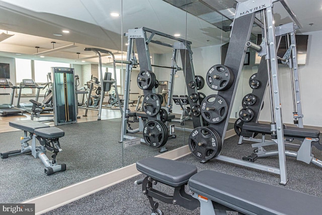 gym featuring recessed lighting