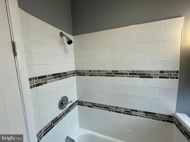 bathroom featuring tiled shower / bath