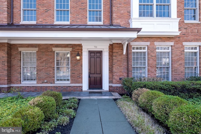 doorway to property with covered porch