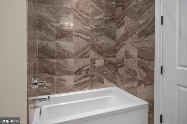 bathroom featuring tiled shower / bath combo