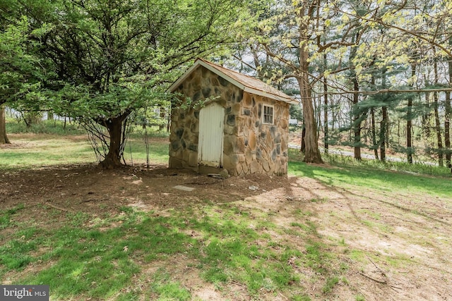 view of yard featuring a shed