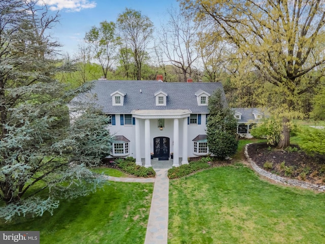 view of front of property featuring a front yard