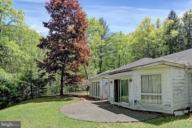 view of yard featuring a patio area