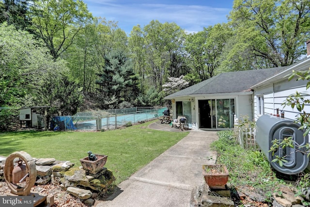 view of yard featuring a shed