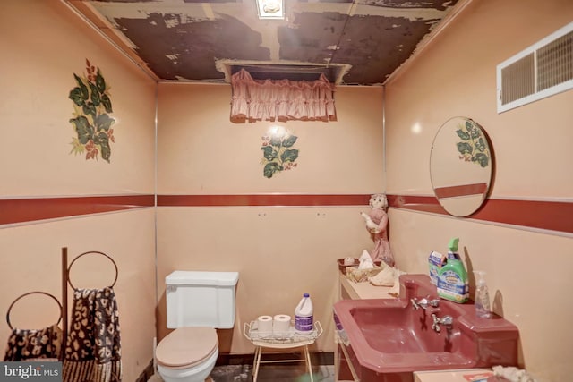 bathroom featuring toilet and sink