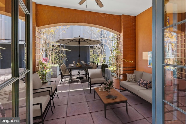 sunroom with ceiling fan