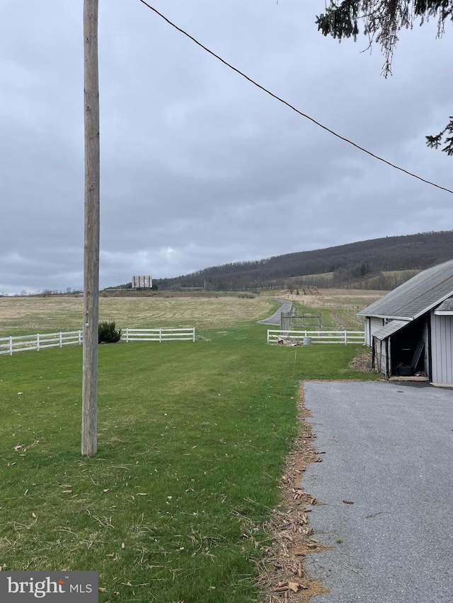 view of yard with a rural view