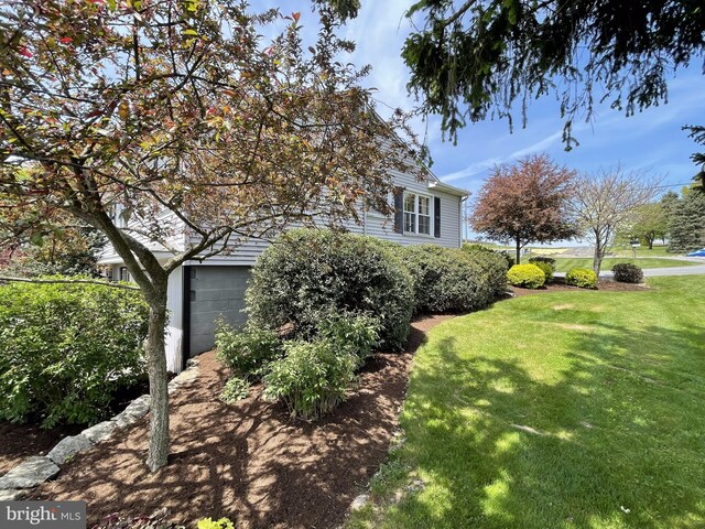 view of front facade featuring a front yard