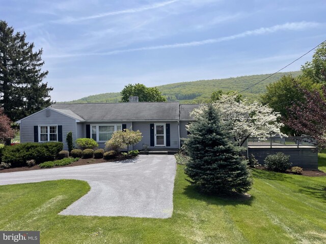 single story home with a front lawn