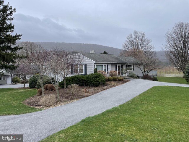 single story home with a front lawn