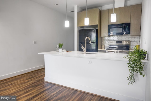 kitchen with hanging light fixtures, dark wood-type flooring, black appliances, sink, and tasteful backsplash