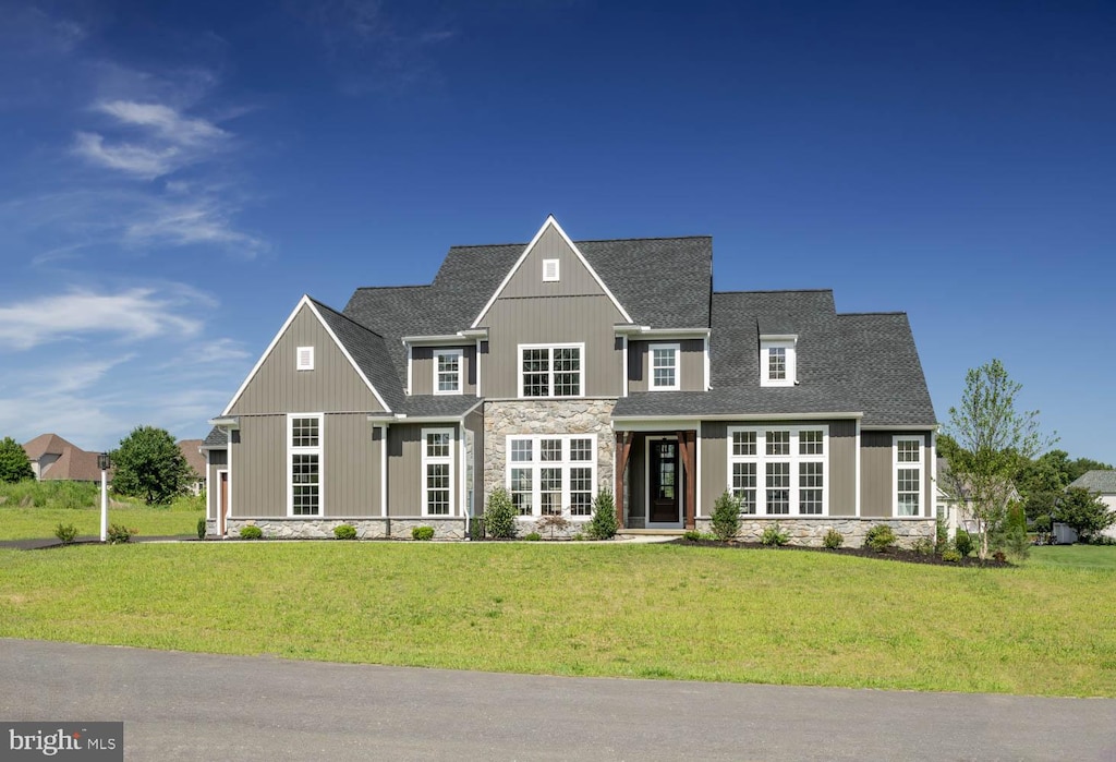 view of front facade featuring a front yard