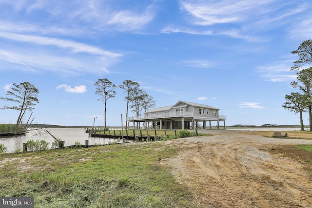 view of yard featuring a boat dock