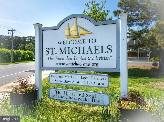 community sign with a lawn