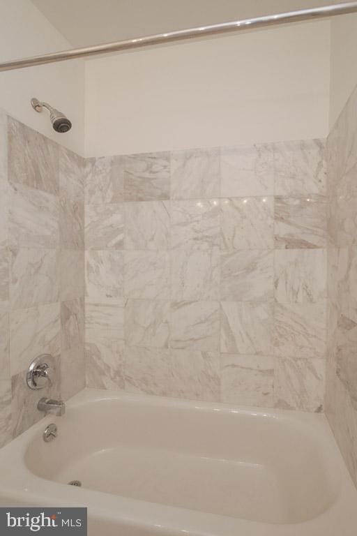 bathroom with tiled shower / bath combo