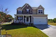 view of front of house featuring a front yard and a garage