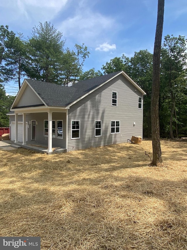 view of front facade featuring a front yard