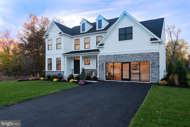 view of front facade featuring a front lawn