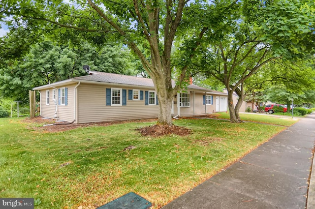 ranch-style house featuring a front lawn